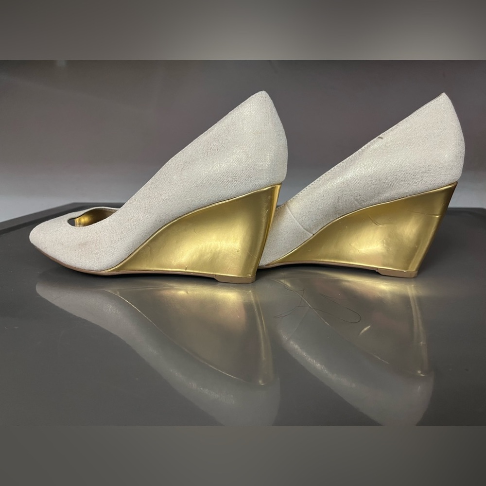 Bandolino cream linen and gold wedges
Size 71/2 M